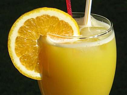 Полученную жидкость перелить в емкость с выжатым апельсиновым соком. Все хорошенько перемешать.При помощи лейки  перелить апельсиновый напиток в банку и плотно накрыть ее крышкой.  Пусть напиток остынет. Теперь можно поставить его в холодильник.