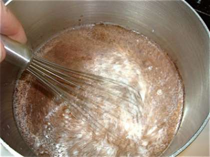 В кипящее молоко добавьте какао с сахаром. Взбейте венчиком до равномерного распределения какао.