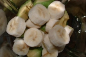 Банан отделите от кожуры, и нарежьте небольшими кусочками. В блендер положите мякоть авокадо и нарезанный банан.