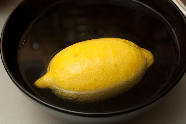 Лимон опустите на 2-3 минут в кипяток, затем оботрите и снимите с него цедру с помощью мелкой тёрки.