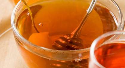 Разлить чай по чашкам, добавить вишневый ликер и мед по-вкусу. Подаем чай горячим.