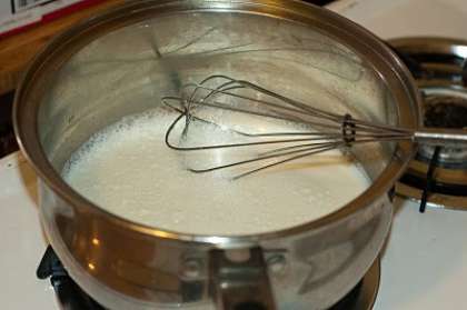 Свежее молоко вылить в кастрюлю с толстым дном и поставить на небольшой огонь. Нагреть молоко до кипения, но не дать закипеть.