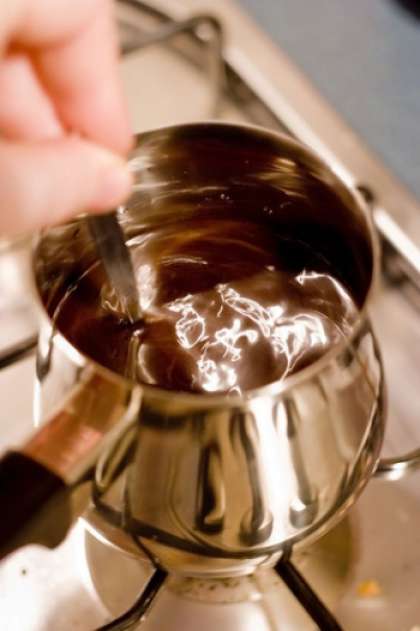 Нам нужна турка для варки кофе. Туда необходимо насыпать 3 чайные ложки молотого кофе. После этого положить туда столько же сахара и поваренной соли на кончике ножа. Хорошо перемешать смесь и поставить на небольшой огонь.  Когда кофе немного нагрелся, добавить в турку воду.