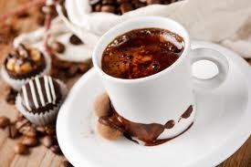 Смешать кофе и шоколадный напиток. Разлить по кофейным чашкам. В кофе с шоколадом можно добавить коньяк и немного корицы.
