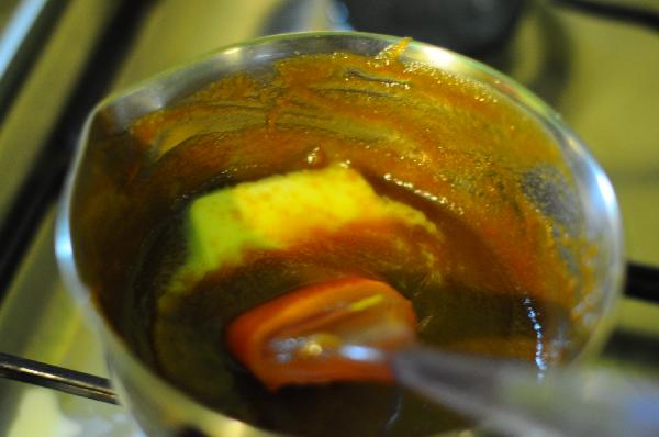 Когда карамель станет густой, добавить сливочное масло и цедру апельсина и снять с огня.
