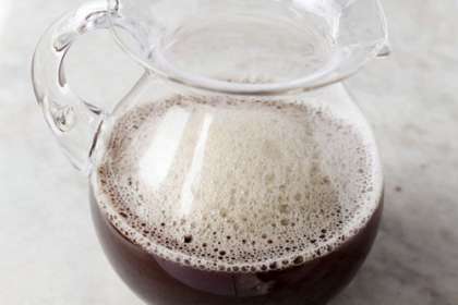 В жаропрочный графин всыпьте необходимое количество кофе и залейте кипятком. Пусть кофе немного настоится.