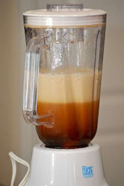 Накройте графин с кофе пищевой пленкой и поставьте в холодильник. Промойте апельсины и снимите 5 грамм цедры. Апельсины разрежьте напополам и выжмите из них сок, у вас должно получиться 300 мл сока. Процедите сок через мелкое сито, чтоб избавиться от мякоти. В блендер налейте охлажденный кофе, апельсиновый сок, сливки и сахар. Взбейте все ингредиенты 2 минуты.