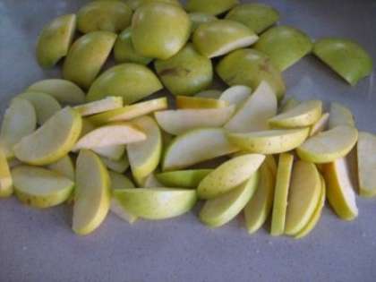 Старайтесь выбирать спелую целую ягоду, а яблоки лучше подойдут зеленых сортов. Нарежьте яблоки на средние дольки, положите в воду  и добавьте немного лимонной кислоты, примерно 5 грамм на 1 литр, чтобы яблоко не потемнело.
