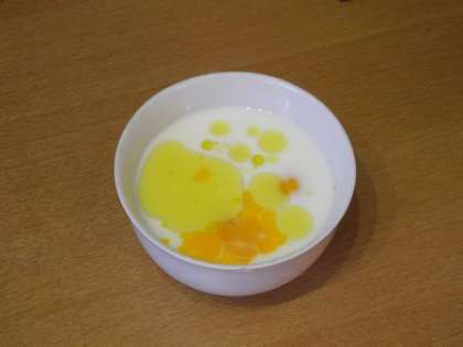 В молоко разбить яйца, добавить оливкового масла и немного посолить. Полученную смесь просто перемешать чтобы желтки разошлись.