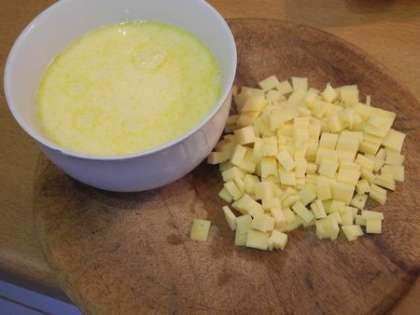 Нарезать сыр мелким кубиком или натереть на терке.