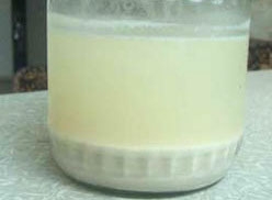 Очищенную кисломолочную смесь необходимо накрыть крышкой и оставить на 16 часов. По истечении времени образуется два слоя: жидкая смесь и рыхлый белый осадок.