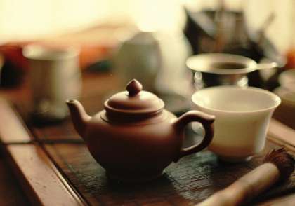 В основном этот сорт чая пьют без сахара, но если вы так не привыкли, добавьте себе отдельно в чашку необходимое количество сахара. Такой вкусный домашний чай доставит истинное удовольствие, если вы его подадите не слишком горячим, а более комфортной температуры.