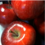 Промойте под проточной водой яблоки и апельсины, обсушите. Удалите из яблок сердцевину и разрежьте напополам. Нарежьте яблоки и апельсины кольцами, толщиной не более одного сантиметра.