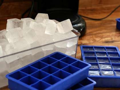 Сначала вам следует самостоятельно подготовить лед. Для этого возьмите форму для льда и налейте в нее чистую воду. Потом поставьте своими руками ее в морозильную камеру, оставьте до образования кусочков льда.