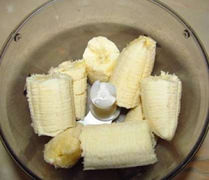 Берите для вкусного коктейля только свежие и спелые бананы, однако, не перезревшие.  Очистите простые бананы от кожуры. Нарежьте самостоятельно их крупными кусочками. Потом измельчите, сделав пюре, используя простой блендер.