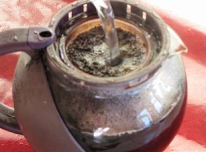 Грог можно приготовить, используя заваренный чёрный чай или просто кипяток. Наш грог приготовим на чае.Нам необходимо вскипятить в кастрюле воду. В заварочный чайник высыпать листья чёрного чая и залить их кипятком.
