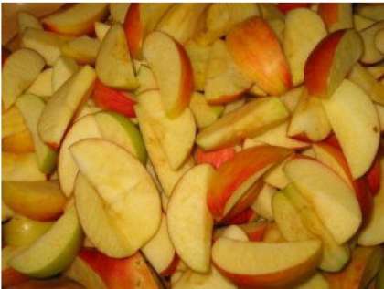 Теперь приступаем к начинке. Старайтесь яблоки выбирать сладких или кисло-сладких сортов. Удалите из них сердцевину и нарежьте тонкими дольками. Смешайте яблоки с корицей и выложите в жидкое тесто. Тщательно все перемешайте.