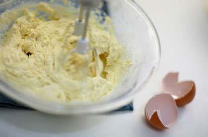 Разотрите сахарную пудру со сливочным маслом до однородной белой консистенции. Отделите желтки от белков  и отправьте желтки в масляную смесь. Взбивайте, пока не образуется пена.