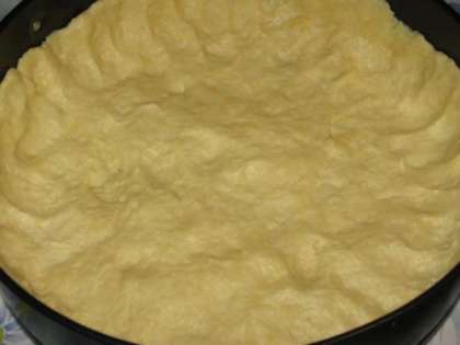Растительным маслом смазать форму для выпекания тесто выложить в форму,  предварительно оставив кусок для верхнего коржа пирога.