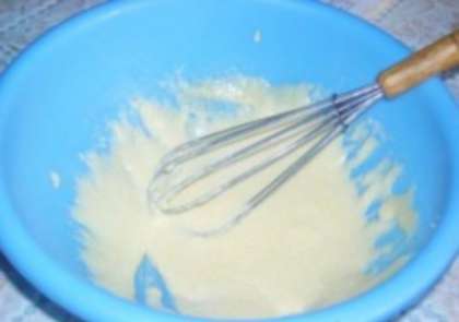 Отделить желтки от белков и растереть желтки  в отдельной посуде со стаканом сахара и солью. Этот процесс повторяем до тех пор, пока желтки не побелеют, и не растворится сахар. Затем добавить их к мучной смеси. Замесить тесто. Разделить на две части. Меньшую часть скатать в комок, завернуть в пленку и поставить в морозилку.