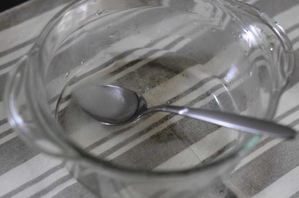 В чуть подогретую простую воду (250 мл) добавить соль, сахар, растворить.