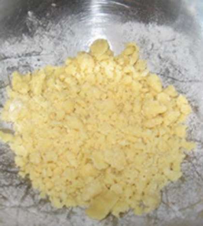 Нарезаем сливочное масло на мелкие кусочки, переложим в глубокую посуду, насыпаем просеянную муку и ванильный сахар. После этого растираем интенсивно все ингредиенты до получения однородной желтоватой массы.