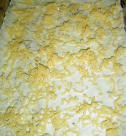 Сделаем начинку. Твердый сыр заморозить в холодильнике, а затем измельчить на мелкой терке и поместить в отдельную миску. Размять вилкой творог в миске, добавить соль и сметану. Тщательно перемешать все.