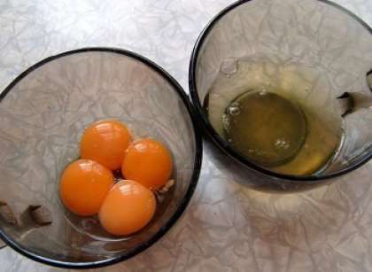 Яйца помыть. Очень аккуратно отделить белки от желтков в отдельную тарелку.