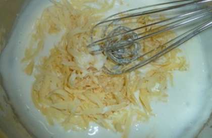 Отдельно взбиваем куриные яйца со сливками, солью и мускатным орехом, после чего, соединяем с остывшей, но не холодной сырной смесью.