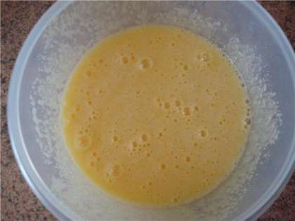 Далее разбейте 4 куриных яйца и в глубокой миске взбейте их со стаканом сахара.
