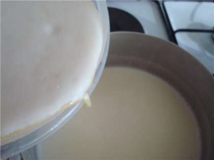 Маслом смажьте форму для запекания и вылейте туда наше тесто.