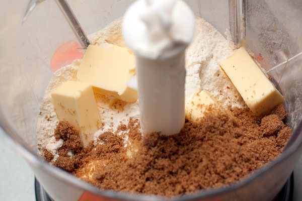 Для теста соедините в кубики холодного сливочного масла с мукой, солью и сахаром и порубите в крошку. Можно делать это с помощью ножа, но быстрее получается блендером.