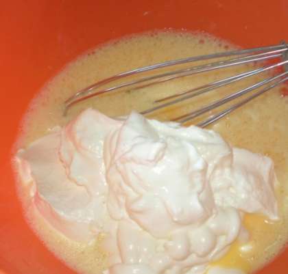 Соедините своими руками в миске домашние яйца, немного соли и сахара. Потом взбейте массу хорошо, воспользовавшись венчиком или простой вилкой. Далее добавьте сметану и майонез, перемешайте. Самостоятельно просейте муку через сито. Потом добавьте ее и разрыхлитель в яично-сметанную смесь. Вымешайте нежнейшее тесто для пирога.