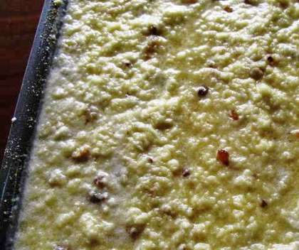 Сливки домашние подогрейте, смешайте их с картофелем, далее добавьте домашние яйца, также соль и перец. Перемешайте.  В форму для выпечки выложите массу, предварительно смешав картофель со свининой и луком. Можно также смазать запеканку также сметаной либо майонезом, а также посыпать тертым сыром. Поставьте в жаровню (180°С), выпекайте до готовности (50 минут).