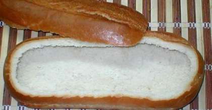 Хлеб для пирога обязательно берите белый, черный для этого вкусного домашнего блюда не подходит. Самостоятельно срежьте верхушку батона или булки.  Затем выскоблите мякиш, оставляя только 1-1,5 см, как подушку внутри.