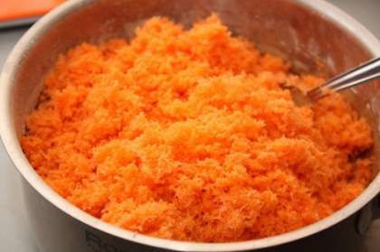 Хорошо морковь помойте. Затем обсушите простым бумажным полотенцем (салфеткой). Затем натрите овощ на мелкой терке.