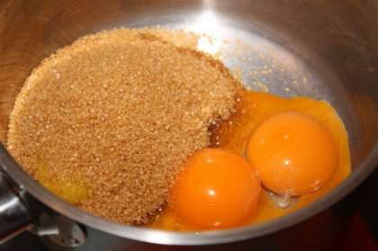Далее достаньте домашние яйца, отделите своими руками белок от желтков. К желткам положите сахар, потом взбейте тщательно. Потом туда же добавьте немного рома, корицы. Хорошо взбейте.