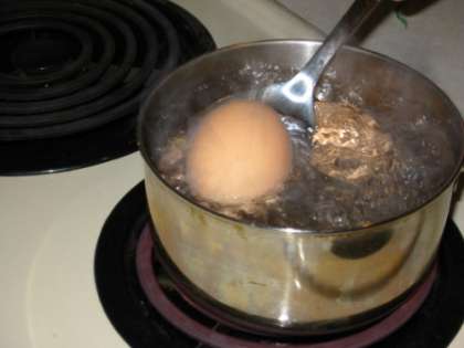 Куринные яйца промыть, переложить в кастрюлю, залить холодной водой и варить около 7 минут. Чтобы во время варки не треснула скорлупа яиц, добавим немного соли. Остудим яйца, погрузив минуты на 4 в холодную воду.