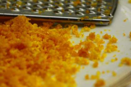 Апельсин промыть, высушить салфеткой и на мелкой тёрке натереть цедру.