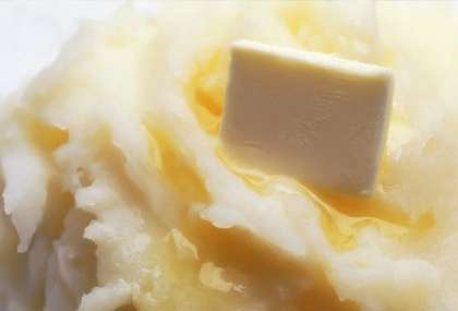 Слить воду, в картофель добавить сыр Чеддер, сливочное масло, молотый мускатный орех, перец. Всё тщательно перетолочь.