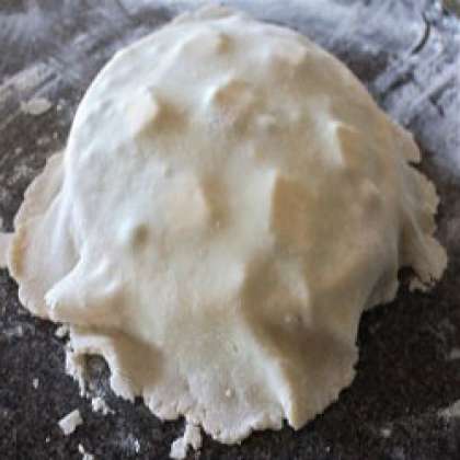 Закройте начинку вторым пластом теста. Соедините хорошенько края и сформируйте пальцами красивые края. Верх пирога смажьте взбитым яйцом и присыпьте сахаром. Сделайте небольшие разрезы, чтобы выходил внутренний пар. Духовку разогрейте до 190 градусов и выпекайте пирог на протяжении 35 минут. Готовый пирог должен остыть прямо в форме, после выложите его на красивое блюдо и подавайте на стол с ароматным чаем или кофе.