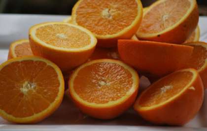 Апельсины промойте проточной водой, обсушите бумажным полотенцем. Потом вам следует разрезать их и выдавить своими руками сок (220 мл).