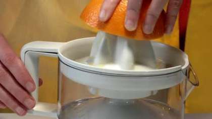 Далее возьмите простой апельсин. Промойте его тщательно своими руками. После этого разрежьте его на две половинки. Возьмите соковыжималку, если есть, а если нет тогда своими руками, аккуратно выдавите из апельсина сок (4 ст. ложки).