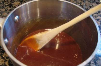 Добавить к нему коричневый сахар и сливки. Варим соус, помешивая непрерывно, до легкого загустения.Цвет соуса будет напоминать карамель.