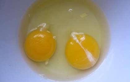 Промыть яйца и перелить их в свободную миску.