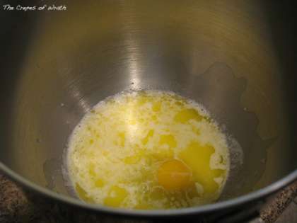 Растопить на огне сливочное масло. Дать массе остыть до комнатной температуры. Добавить молоко и яйца. Взбить венчиком эту жидкую массу до однородной консистенции. Затем постепенно ввести в нее муку и замесить тесто.