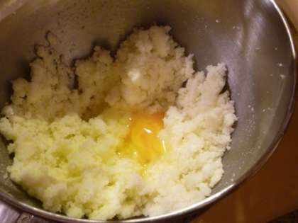 Для начала под проточной водой промыть яйца и просеять муку в глубокую тарелку. Добавить в муку разрыхлитель и смешать вместе все ингредиенты.