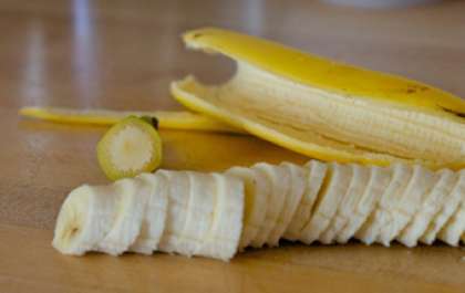 Большой спелый банан очистить от кожуры, порезать некрупными кружочками и измельчит в блендере, чтобы получилось банановое пюре.