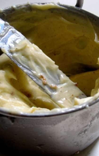 Пока пирог стынет, надо приготовить глазурь. Сливочный сыр и масло  комнатной температуры взбить в блендере. Убрать глазурь на полчаса в холодильник.
