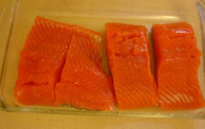 Нарезать небольшими кусочками филе лосося.